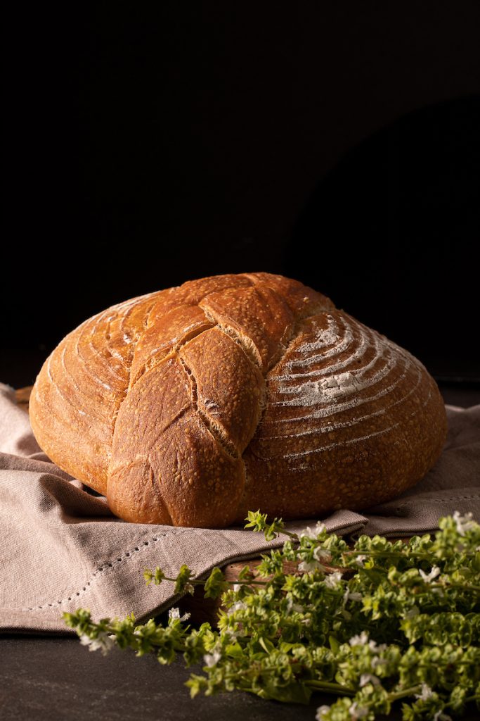 Pane casalingo con rametti di basilico.