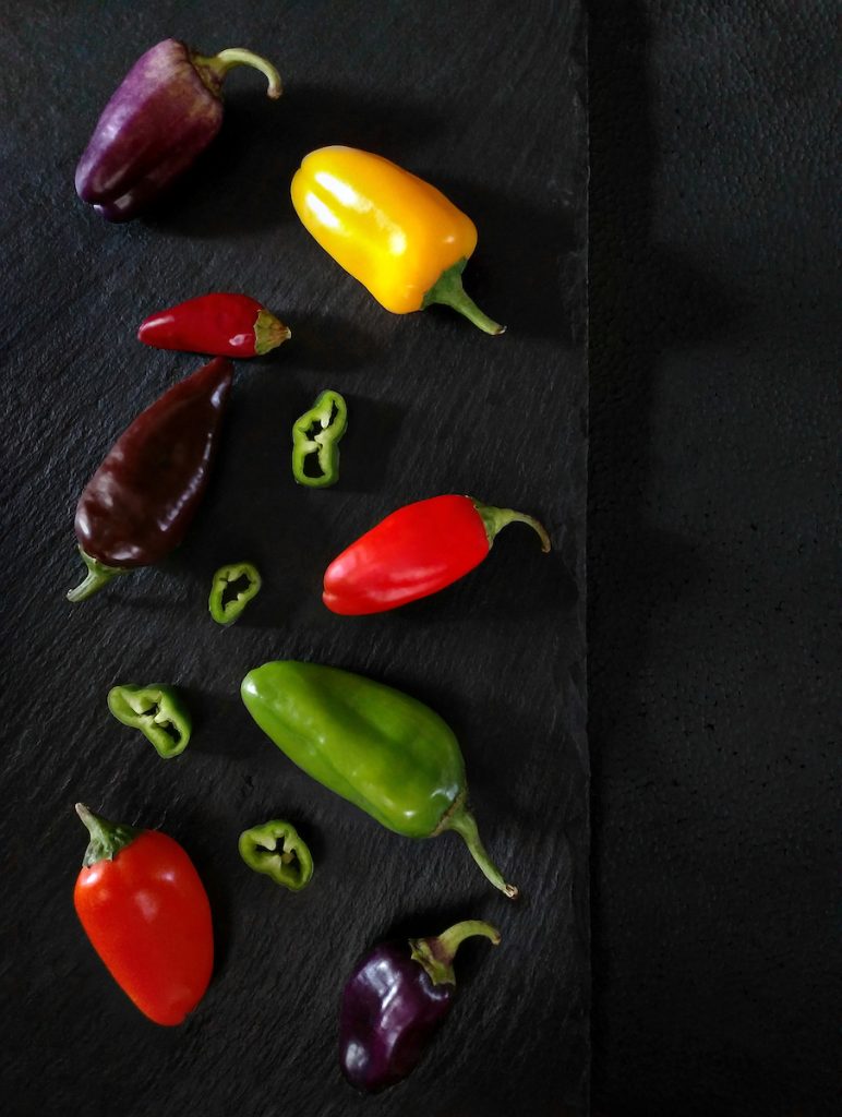 Mix di peperoncini colorati su ardesia.